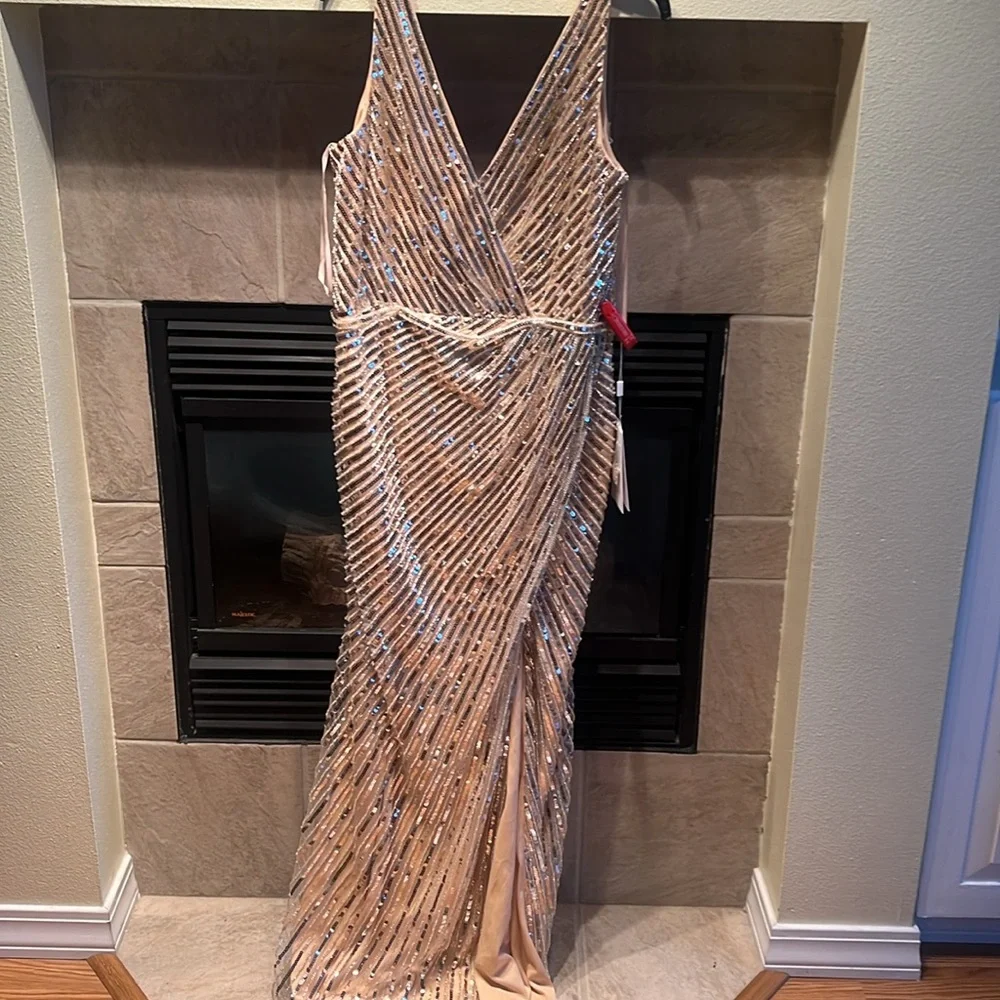 Gorgeous Mac Duggal gown - Picture 4 of 9